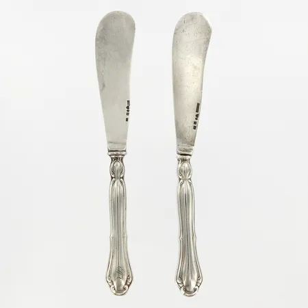 Två smörknivar, ca 16,7cm, år 1930, GAD, Malmö, både skaft och blad i silver, monogramgravyr, silver  Vikt: 77,6 g
