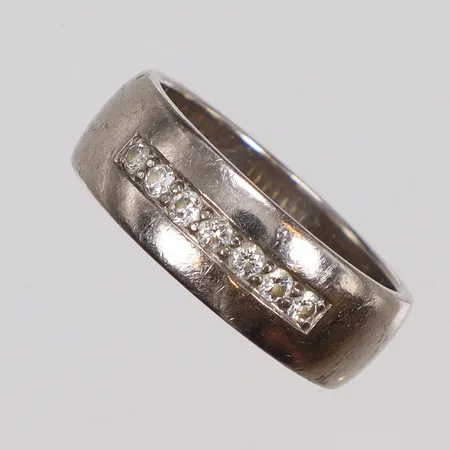 Ring med diamanter 7xca0,03ct, stl 18, bredd 7mm, vitguld, gravyr, 18K Vikt: 9 g