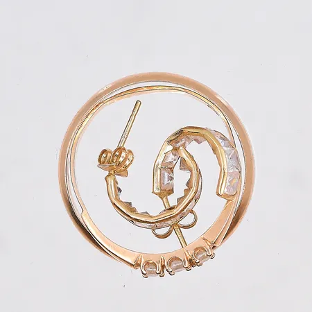 Ring, stl 21½, bredd 6 mm, 18K. Vikt: 4 g