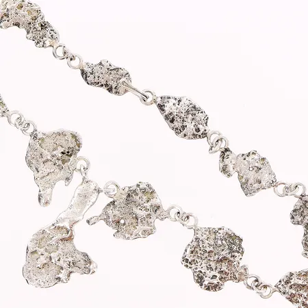 Collier 41cm, bredd 10-40mm, oregelbundna plattor sammansatta med öglor, silver 925/1000. Vikt: 68,1 g
