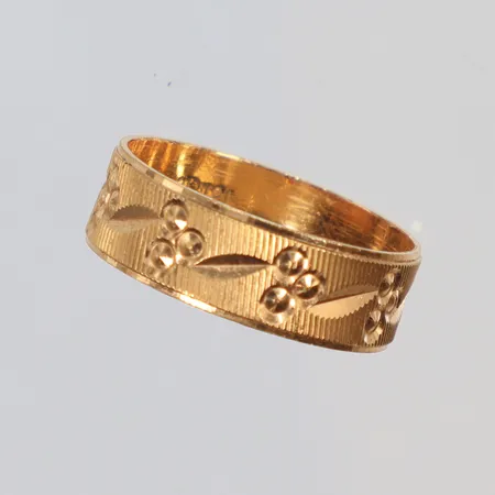 Ring med mönster, stl 17¼. bredd 6mm, 21K  Vikt: 2,8 g