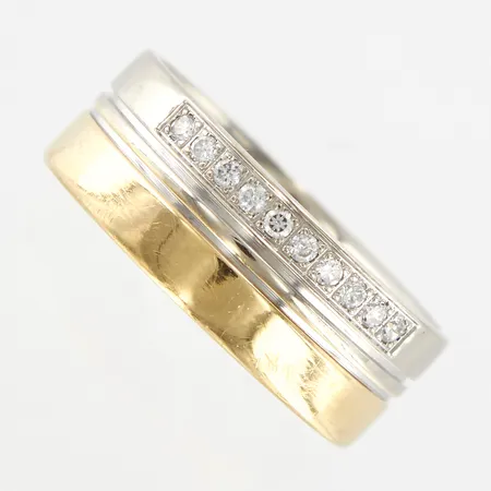 Ring med stenar, stl 17¾, bredd 7mm, gul/vitguld, gravyr, 14K Vikt: 5,7 g