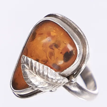 Ring med bärnsten, stl 17, bredd 3-18mm, silver 925/1000 Vikt: 4,7 g