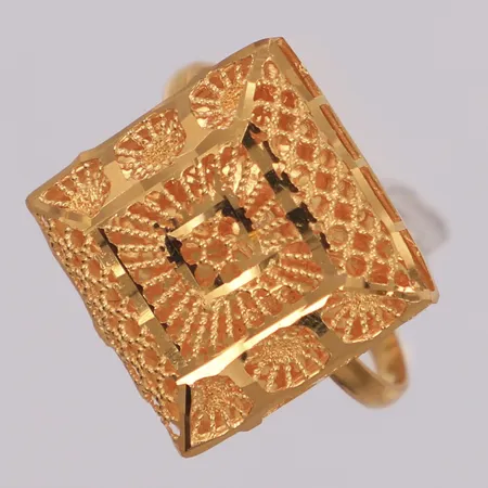 Ring med filigranarbete, ställbar storlek, bredd 1,6-15,5mm, ostämplad, 21K  Vikt: 2,7 g