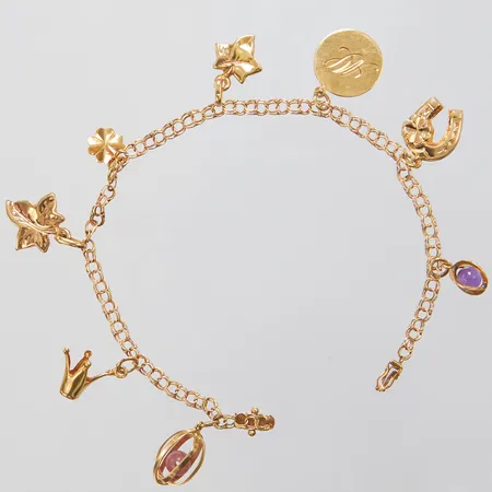 Armband Bismarck, åtta berlocker, stenar, längd ca 19cm, bredd 3-20mm, gravyr, 18K Vikt: 8,4 g
