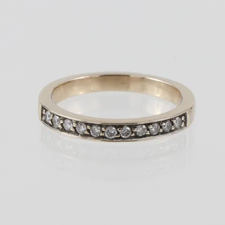 Ring med diamanter 11 x ca 0,02 ct,  stl 16½ mm, bör omrodieras, 18K vitguld Vikt: 3,4 g