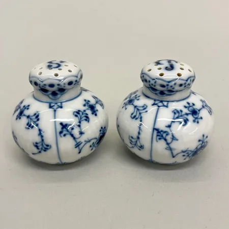 Salt- och pepparkar, Musselmalet, Royal Copenhagen, Danmark, porslin med blå dekor, höjd ca 5cm, märkta 711 & 712 Skickas med paket.