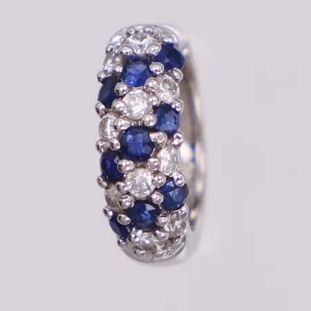Örhänge, ett udda, med diamanter  10xca0,001ct samt safirer, Ø13,5mm, bredd: 3,4mm, vitguld, 18K Vikt: 1,4 g