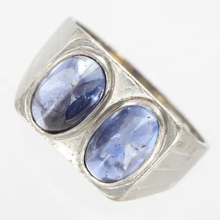 Klackring i vitguld med syntetiska safirer, 19¼. bredd framtill ca 12mm, 18K Vikt: 12,9 g