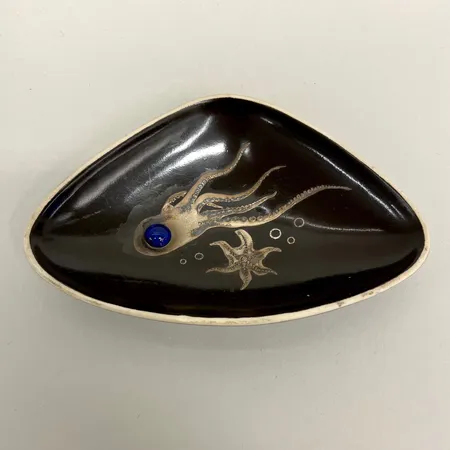 Skål med bläckfiskmotiv, signerad KR 1979, keramik med smärre färgbortfall, 14,5x9,5cm