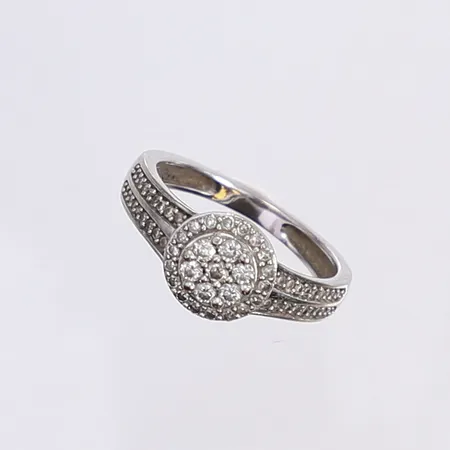 Ring med diamanter totalt ca 0,35ctv, troligen delvis syntetiska, stl 16¼, bredd 2-8mm, GHA, vitguld 18K Vikt: 3,7 g