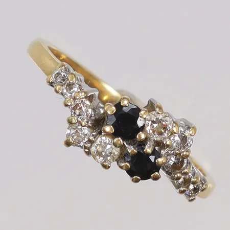 Ring med blå och vita stenar, stl 17½, bredd 2-8mm, 18K  Vikt: 3,6 g