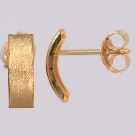 Ett par örhängen med borstad dekor, längd 10mm, bredd 3,5mm, 18K Vikt: 0,6 g