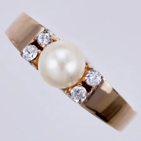 Ring med pärla och vita stenar, stl ca 18, bredd ca 3-5mm, förgyllt silver 835/1000 Vikt: 2,7 g