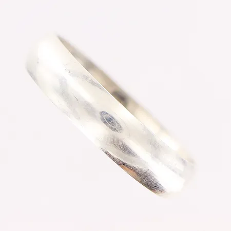 Ring, slät, stl 20, skev skena, 925/1000 silver  Vikt: 4,6 g
