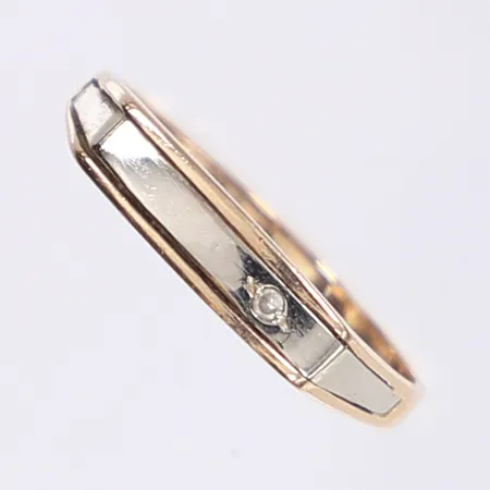 Ring med sten, stl 17½, bredd 1,5-3,5mm, skev, 14K Vikt: 2,2 g