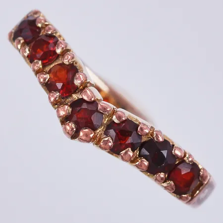 Ring med granater, stl: 17, bredd ca 2-3mm, förgyllt silver Vikt: 2,1 g