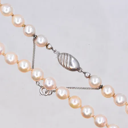 Collier med pärlor och silver lås, längd 49,5 cm, bredd 7 mm, silver 925/1000. Vikt: 0 g