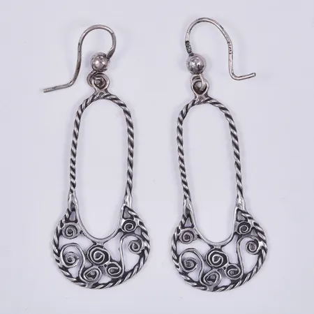 Ett par örhängen, längd: ca 5,5cm, bredd: ca 13-20mm, 925/1000 silver  Vikt: 5,8 g