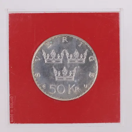 Jubileumsmynt Nya grundlagen All offentlig makt i Sverige utgår från folket, nominellt värde 50kr, 1975, Ø36mm, plastetui, silver 925/1000  Vikt: 27 g