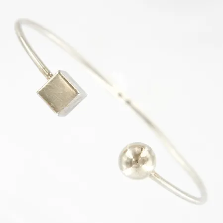 Armring, justerbar storlek, bredd 2mm, kula/kub ca 9mm, 830/1000 Silver Vikt: 8,3 g