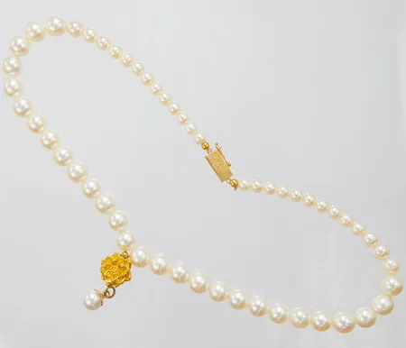 Pärlcollier med odlade pärlor, guld detaljer i 18K samt 23K, längd ca 36,5cm, bredd 5-27mm, bruttovikt: 26,1g.