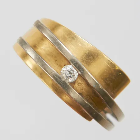 Ring, diamant 1 x ca 0,08ct, tvåfärgad, stl 17¼, bredd 3-10mm, 18K Vikt: 8,7 g