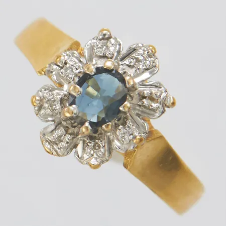 Ring, safir samt diamanter 8 x ca 0,025ct, stl 17¼, bredd 2-11mm, skeva klor, 18K Vikt: 2,9 g