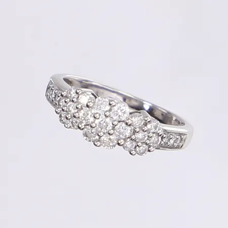 Ring med diamanter totalt 0,50ctv enl. gravyr, stl 15½, bredd 2-6mm, GHA, vitguld 18K Vikt: 3,2 g