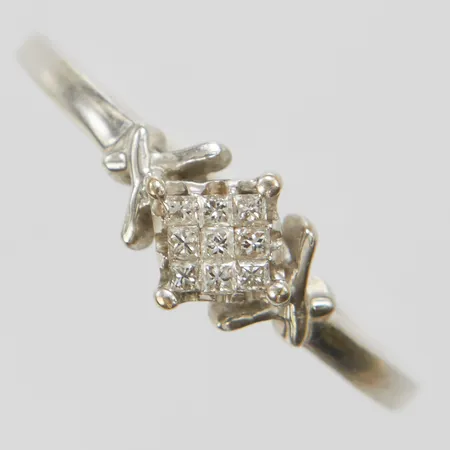 Ring, prinsesslipade diamanter 9xca0,01ct, stl 17½, bredd 1-6,5mm, vitguld, 10K Vikt: 1,9 g