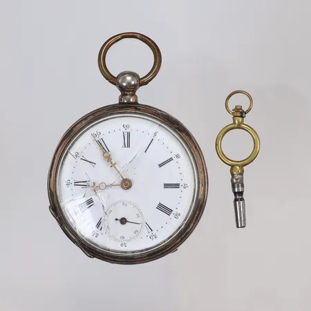 Fickur "Nyckeldragare", Ø44mm, uppdragning med nyckel och fungerar, ca år 1880, romersk urtavla, defekt glas (krossat), graverad bakboett, ostämplad, möjligen silver, bruttovikt 61,9g 