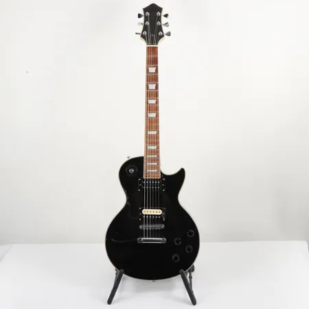 Gitarr omärkt modell efter Les Paul, någon repa. Vikt: 0 g Skickas med Bussgods eller PostNord