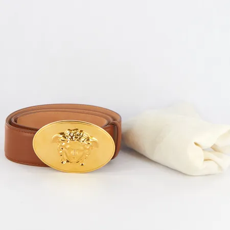 Bälte/ Skärp Versace, DCU4554.DvtP1, stl: 90/36, ljusbrunt skinn, spänne Medusa i guldfärgad metall, dustbag, nyskick, 