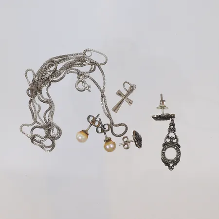 Diverse silver, defekt/av, stämplat och ostämplat silver, Silver 830-925/1000 Vikt: 10,8 g