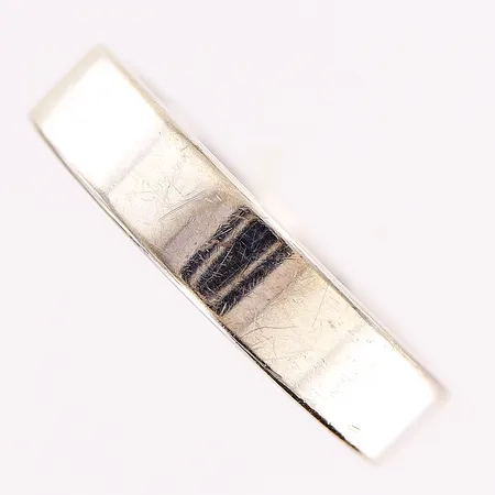 Ring, slät, stl 18½, bredd 5mm, gravyr, i behov av rodiering, Schalins, 14K Vikt: 7,8 g
