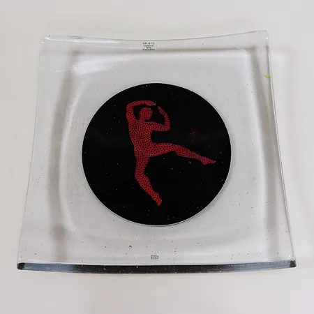 Glasfat Bertil Vallien "Red Dancer" ca 32x32cm, signerat B. Vallien 7070900, Kosta Boda. Vikt: 0 g Skickas med postpaket.
