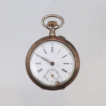 Fickur s.k. "Mormorsur" Ø35mm, manuell uppdragning, lösa defekta visare, omkring år 1900, boett nr66154, Spiral Breguet, silver i boett 800/1000 bruttovikt 36g (med kedja i oädel metall)  