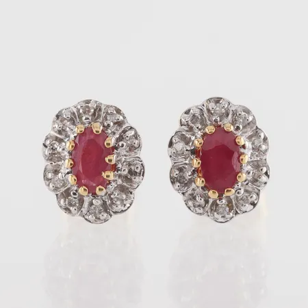 Carmoséörhängen paret med rubin diamanter totalt enligt inskription 0,10ct, mått ca 10x8mm, OBS! brott på  baksidans fäst på den ena, 18k Vikt: 3,4 g