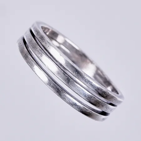 Ring, stl: ca 18, bredd: ca 5-6mm, 925/1000 silver  Vikt: 4,2 g