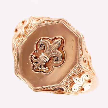 Klackring, stl 18¾, franska liljan, bredd 3,2-16mm, rödguld, 14K. Vikt: 7,6 g