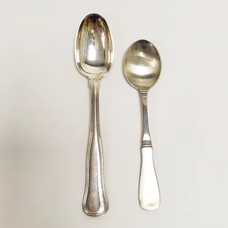 Två teskedar, längd ca 12-14cm, 830/1000 silver Vikt: 45,7 g