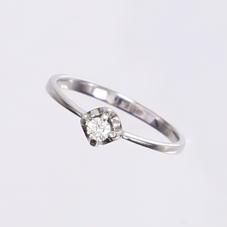 Ring med diamant 1x ca 0,10ct, stl 17½, bredd 2-5mm, vitguld 14K Vikt: 1,9 g