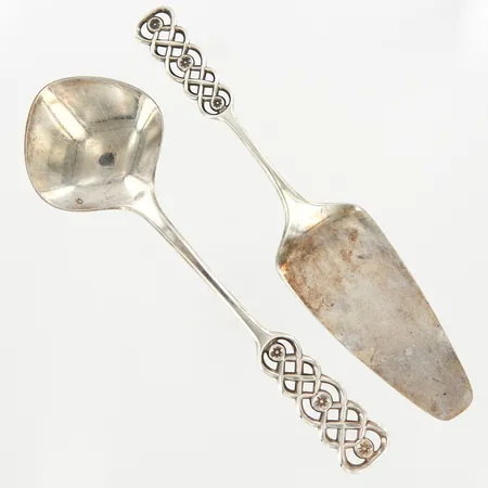 En tårtspade 21cm, en sked 20,5cm, David Andersen, silver 830/1000 Vikt: 120,6 g