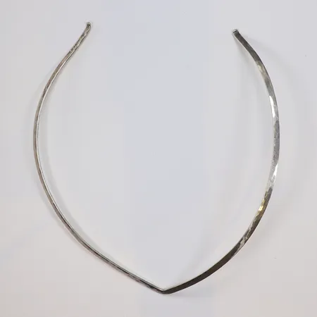 Halscollier stelt, med hamrad yta,  innermått ca 12,5cm, bredd 3mm, ESM (Svedboms Guldsmeds Ab) Vetlanda 1975, Silver 830/1000 Vikt: 14,5 g