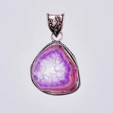 Hänge med lila sten, längd ca 4,7cm, bredd ca 27mm, silver 925/1000 Vikt: 11,1 g