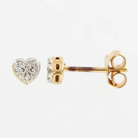 Ett par örhängen, hjärtformade, med diamanter ca 0,15ctv, ca 4mm, GHA, en stopp saknas, 18K Vikt: 0,9 g