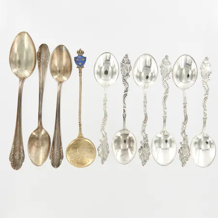 10 skedar, olika storlekar och modeller, gravyrer, emaljdetaljer, skevheter, silver  Vikt: 104,2 g