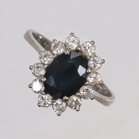 Ring i vitguld, Carmosé med blå sten samt diamanter 12xca0,05ct, stl 18 bredd 2-14mm, ostämplad, 14K Vikt: 4,2 g