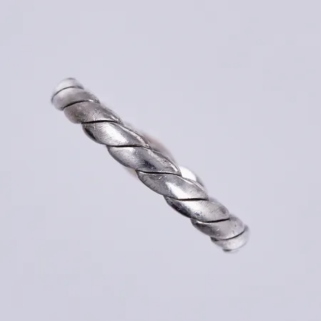 Ring, stl: ca 15¾, bredd: ca 3mm, 830/1000 silver  Vikt: 1,2 g