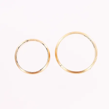 2 ringar doublé, 21¾, 17¾,  bredd ca 6mm, gravyr. Vikt: 0 g